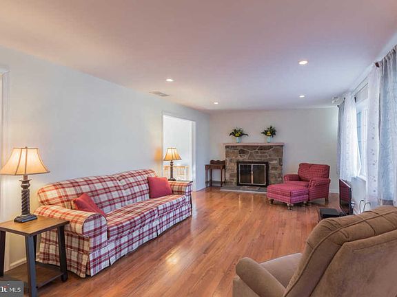 5th image of 5 Oak Hill Cir