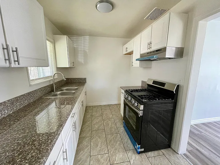 1142 N Madison Ave #2 — Photo 18