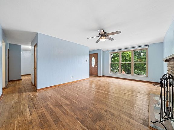 2nd image of 270 Roycroft Ave