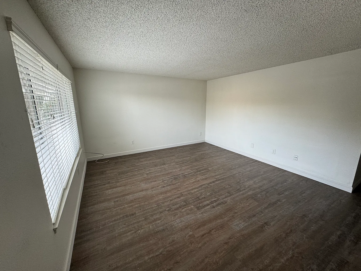 2 bed, 1.5 bath, 875 sqft, $1,400 — Photo 2