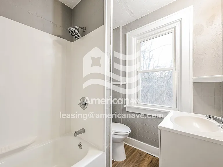 569458_014_bathroom_14387185.jpg