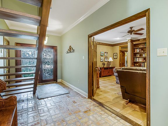 5th image of 27 Twin Oaks Dr
