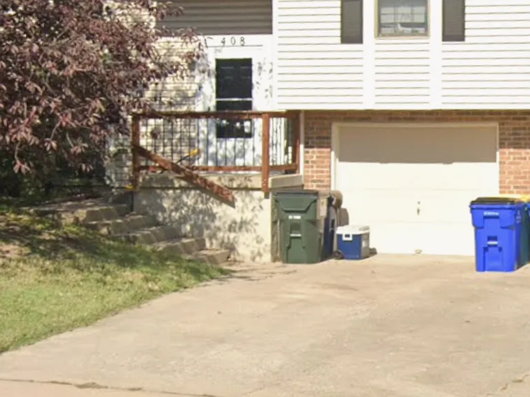 408 NE Ash Ct — Photo 1
