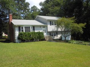 1 Nutmeg Dr, Gales Ferry, CT 06335