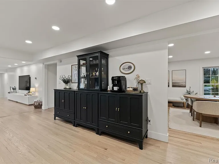 1935 Hillwood Dr — Photo 16