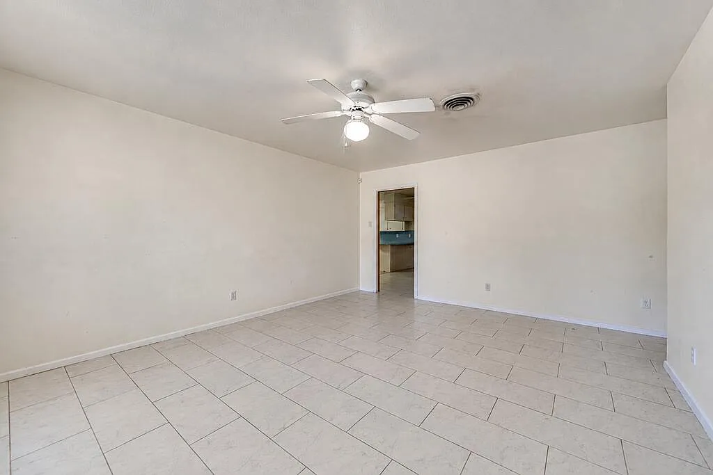 3 bed, 2.0 bath, 1884 sqft, $2,300 — Photo 4