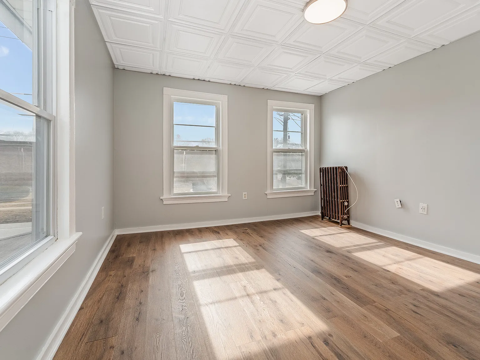 3 bed, 1200 sqft, $2,200 — Photo 4