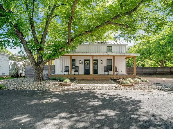 212 W Peach St, Fredericksburg, TX 78624