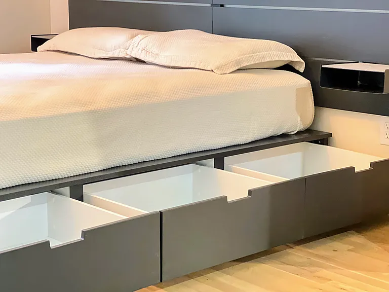 6 built-in drawers in queen size bed