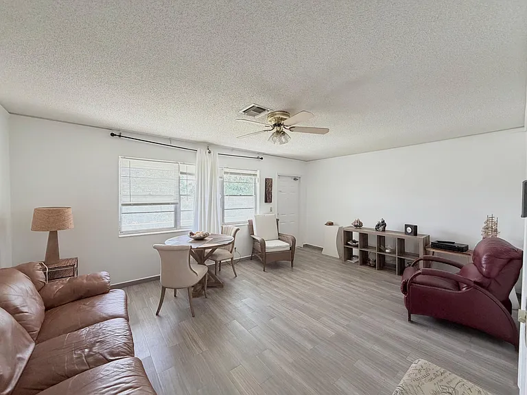 62 Easthampton C — Photo 5