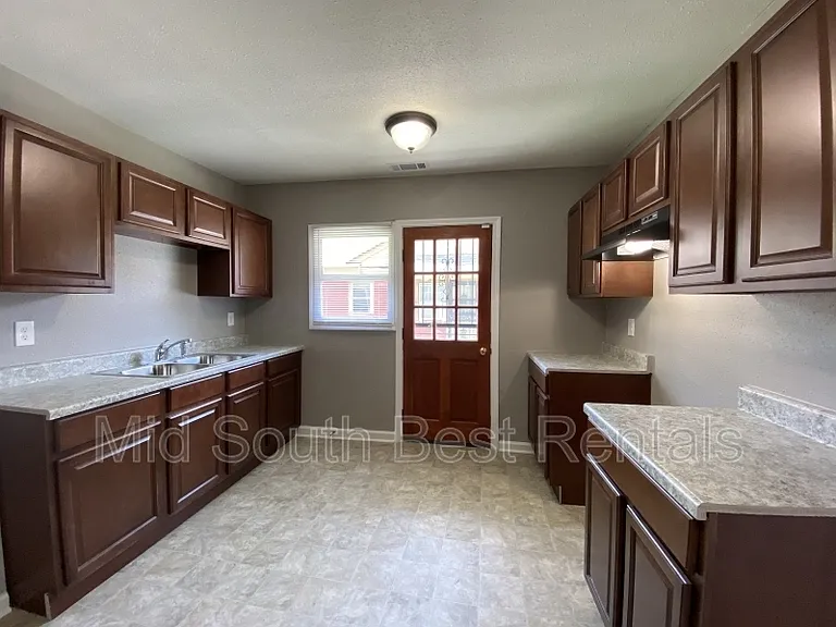 2300 Poe Ave — Photo 3