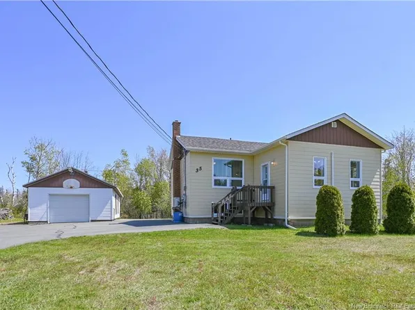 35 Mallet St, Shippagan, NB E8S 2S2