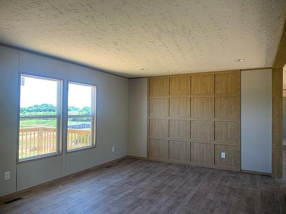 4th image of 634 Towers Dr