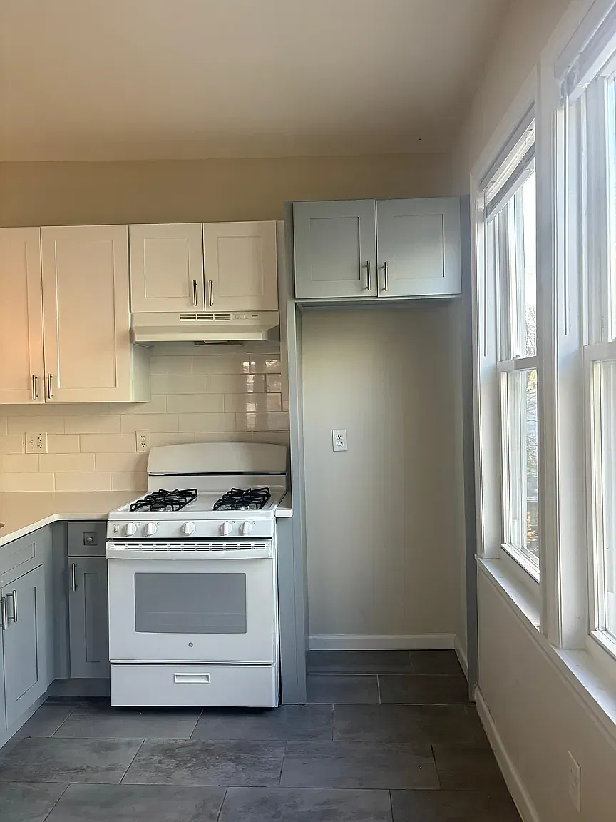 3 bed, 1000 sqft, $2,294 — Photo 1