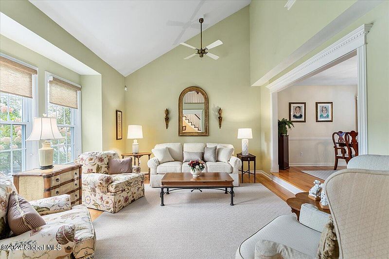 5th image of 33 Cloverfield Drive
