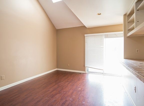 5th image of 502 Saint Albans Ct