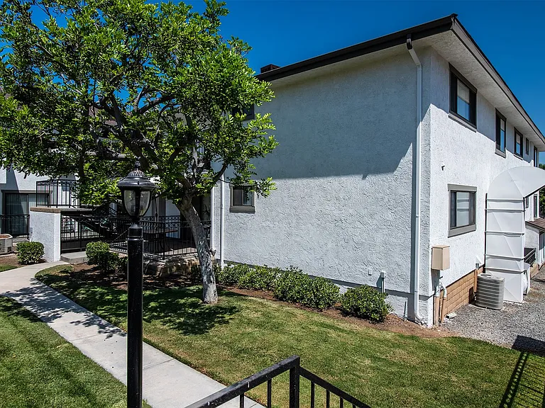 404 E Birch St — Photo 27