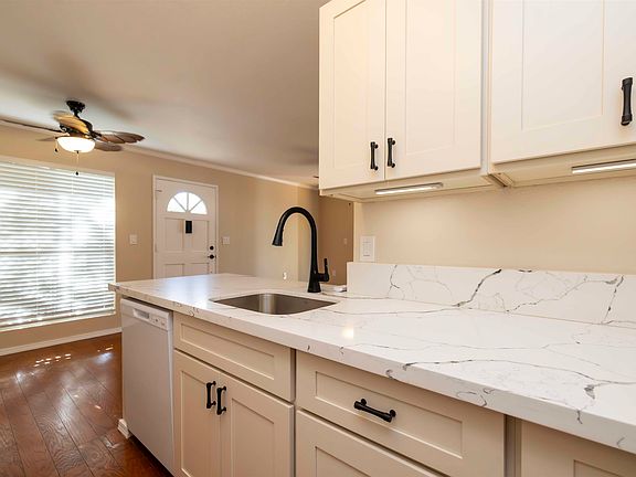 3rd image of 160 Keonekai Rd APT 8-102