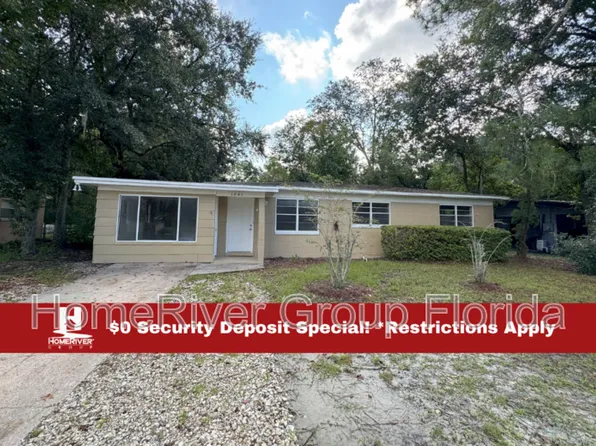 1841 Debutante Dr, Jacksonville, FL 32246