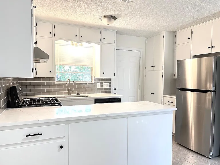 2305 Western Trails Blvd #A — Photo 11