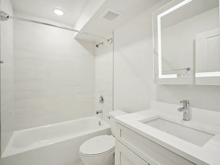 Innovo Living Hyde Park — Photo 52