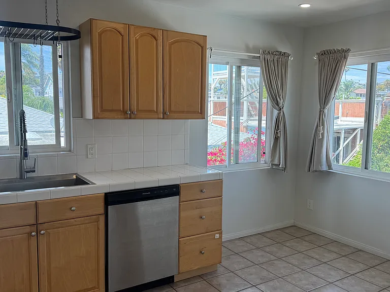 825-27 Tourmaline St — Photo 6
