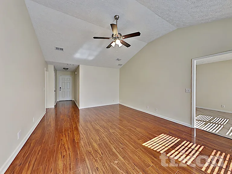 3013 Weybridge Dr — Photo 4