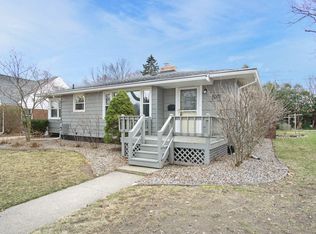 202 Westmont Dr NW, Grand Rapids, MI 49504