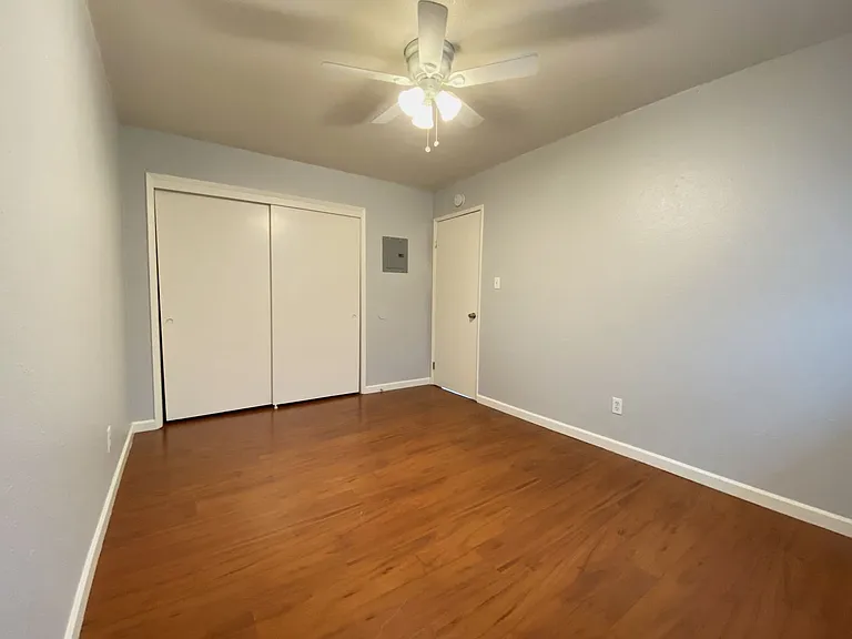 Lone Pine Apartments — Photo 33