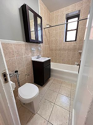 3rd image of 11818 Metropolitan Ave APT 1L
