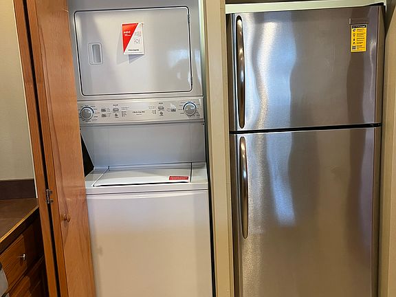 4th image of 747 E State St