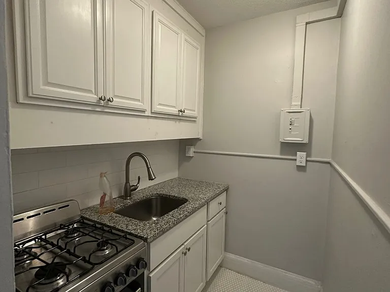 100B Howe St #208 — Photo 4