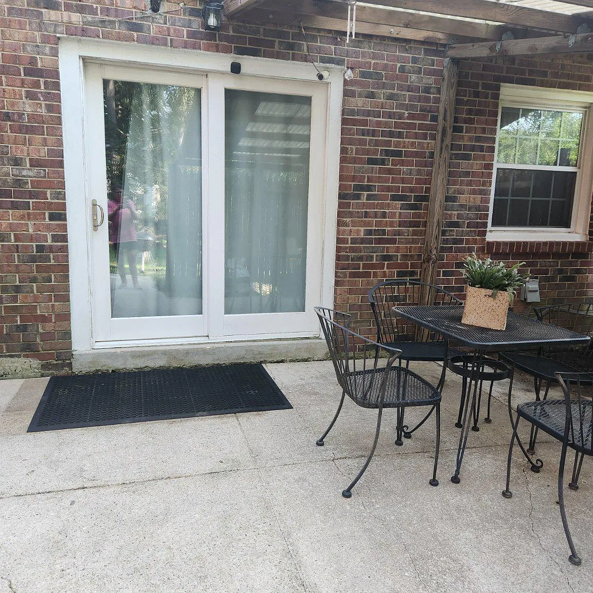 2 bed, 2.0 bath, 3398 sqft, $2,200 — Photo 1