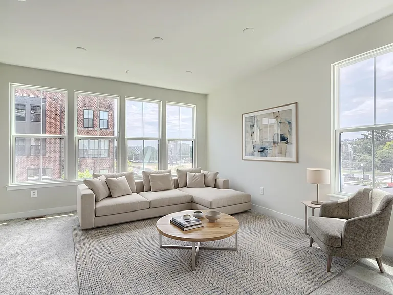 2024 Bolton St — Photo 7
