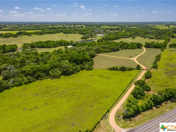 8289 Us Highway 77 N, Hallettsville, TX 77964