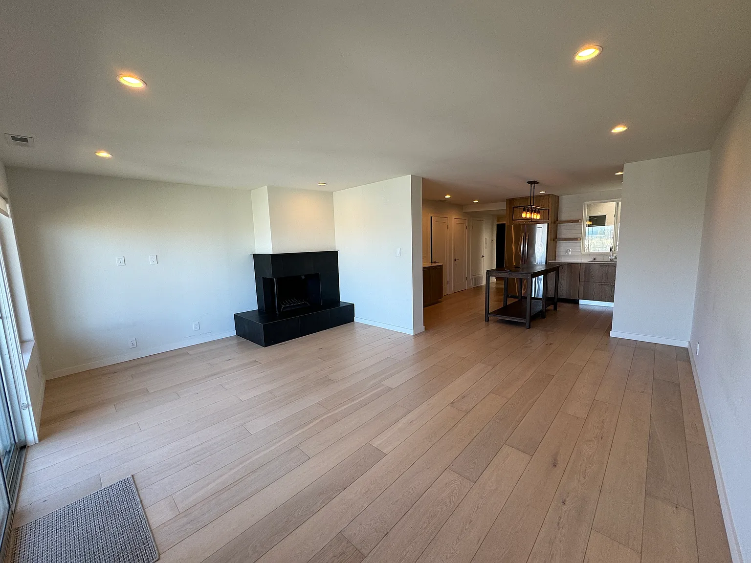 1 bed, 1.0 bath, 865 sqft, $6,500 — Photo 3