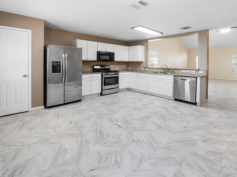 18436 Weatherby Ln — Photo 6