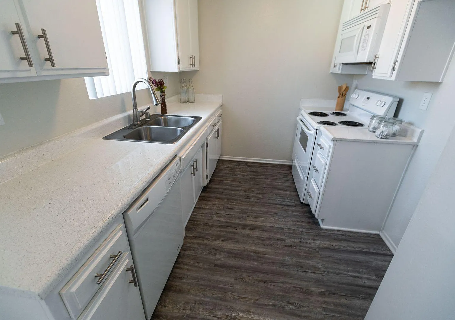6651 Haskell Ave — Photo 3