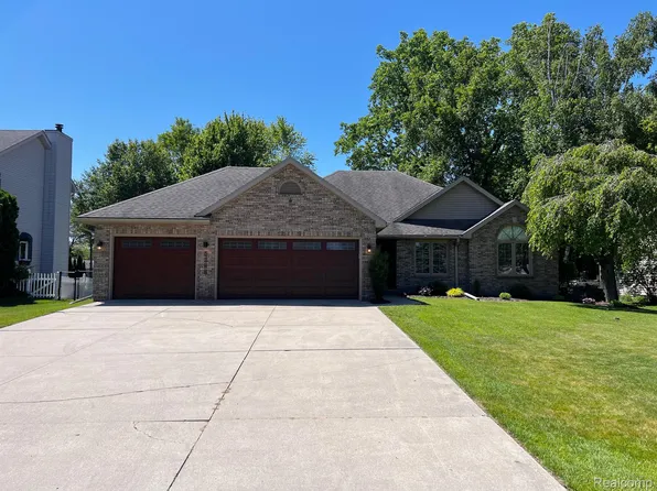 4027 Buckley Dr, Fort Gratiot, MI 48059