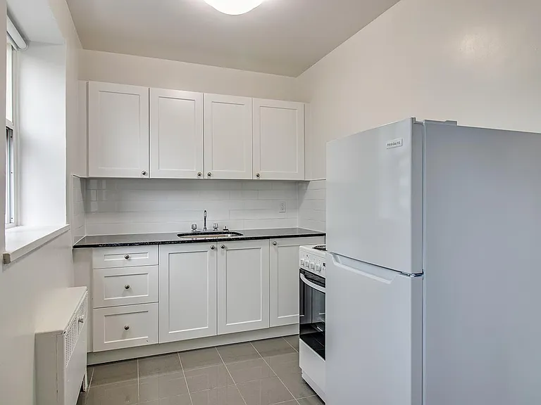 222 Wellesley St E — Photo 3
