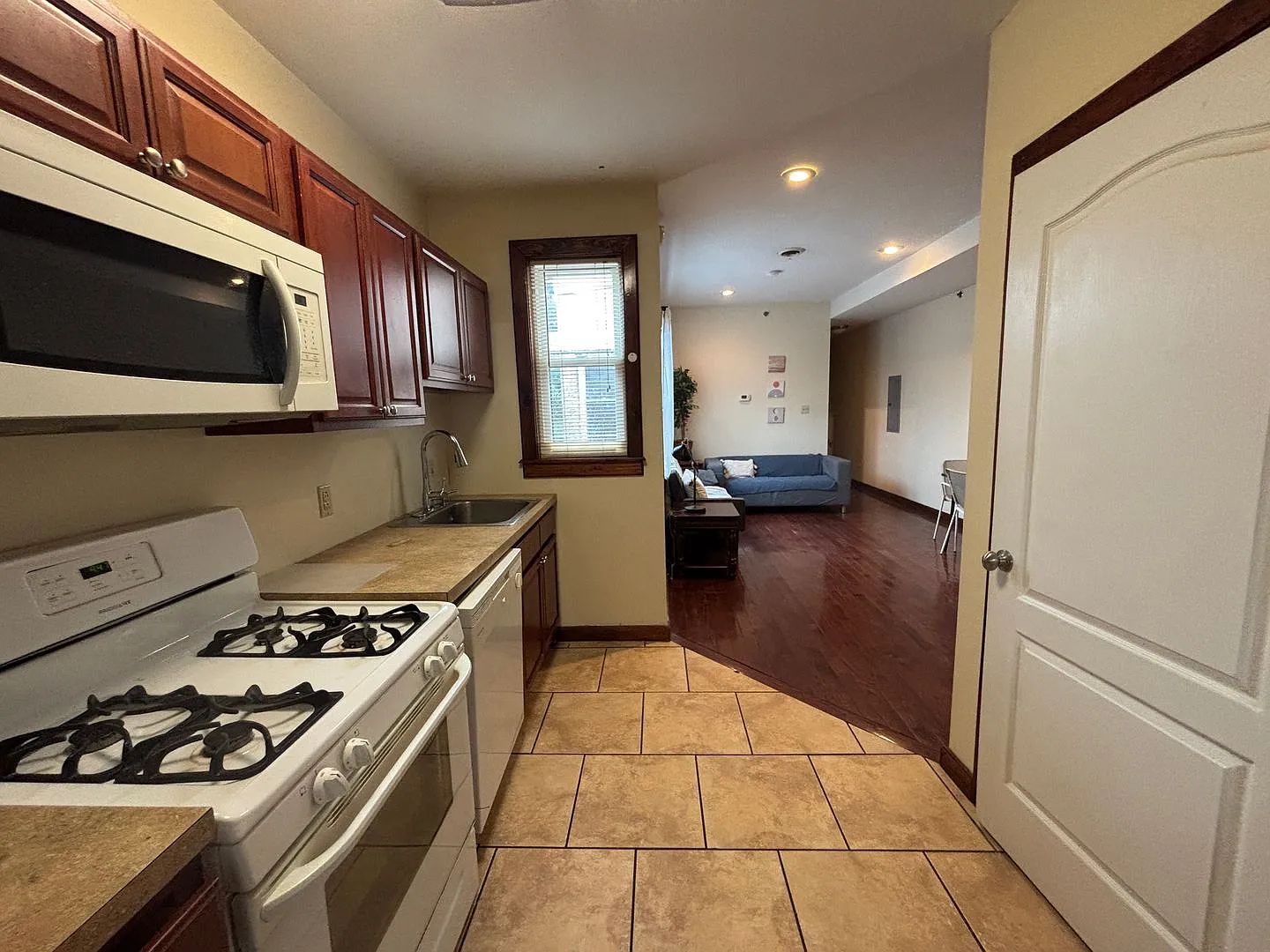 1824 W Diamond St — Photo 2