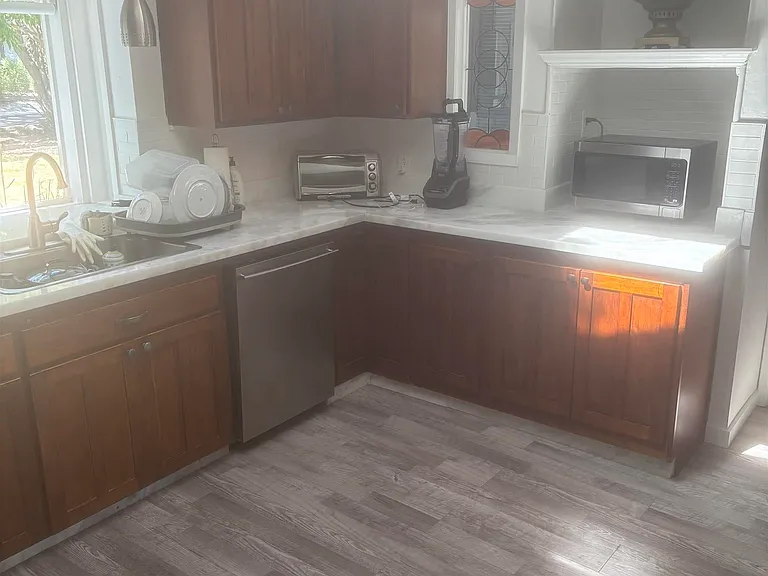 890 Hawthorne Dr — Photo 5