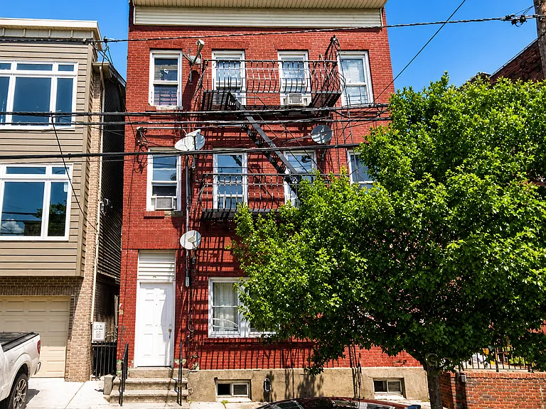 196 Parkhurst St #4 — Photo 1