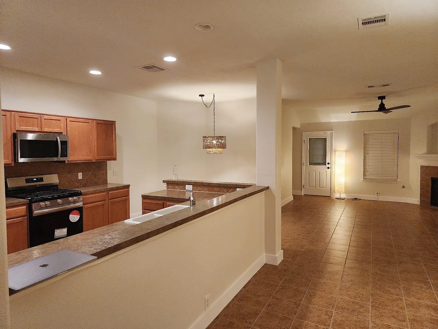 4 bed, 2.0 bath, 1813 sqft, $2,250 — Photo 3
