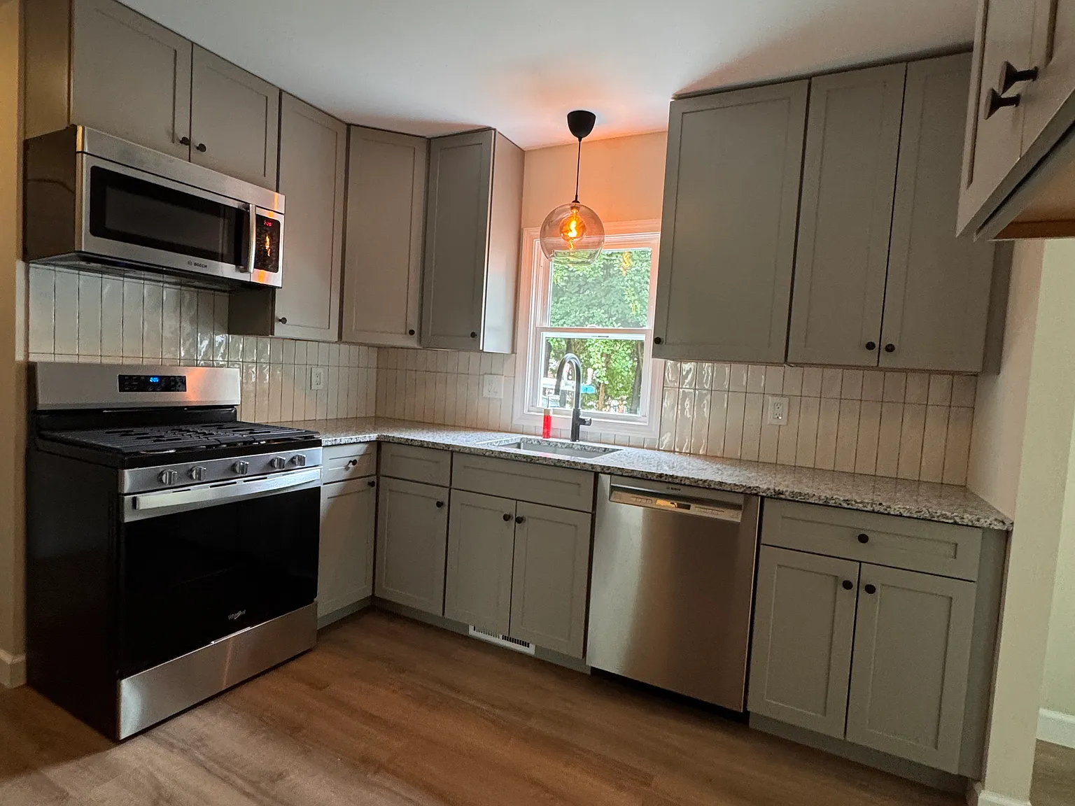 2 bed, 700 sqft, $2,100 — Photo 2