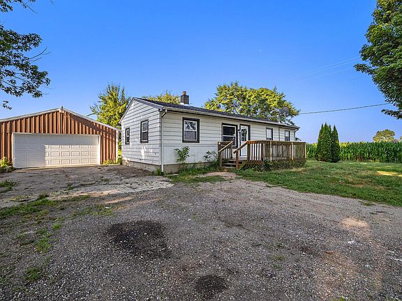 3rd image of 319 W Grand River Ave
