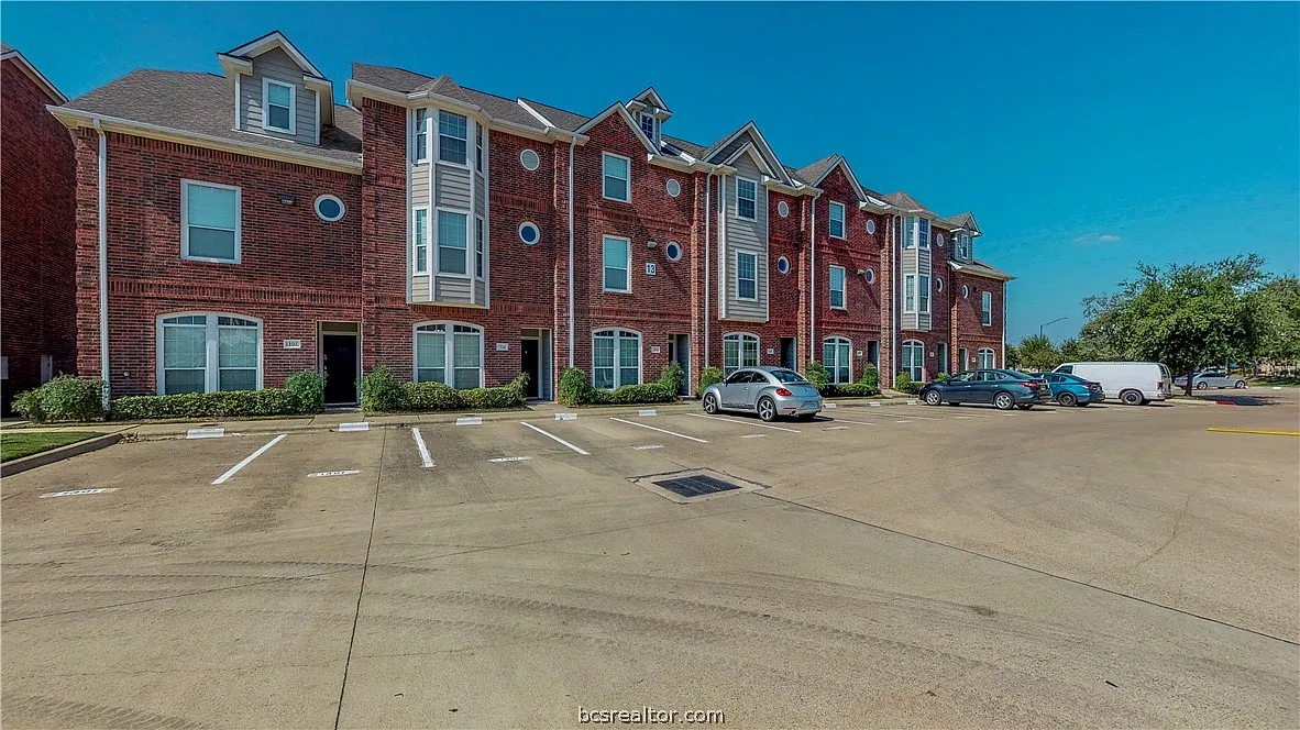 4 bed, 4.5 bath, 1840 sqft, $2,400 — Photo 3