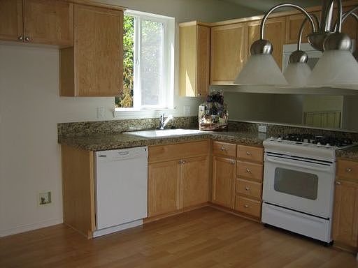 2nd image of 901 SE Albertine St