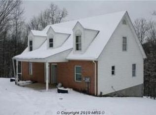 212 Sawmill Ln, Berkeley Springs, WV 25411