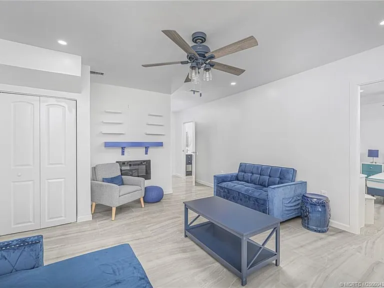 7007 S Indian River Dr — Photo 8